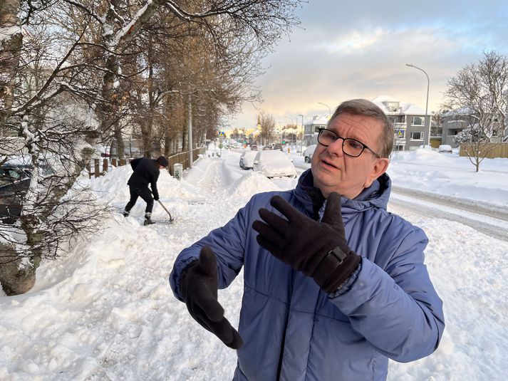 Hjalti J. Guðmundsson skrifstofustjóri Borgarlandsins segir engin hverfi tekin fram yfir önnur þegar kemur að snjómokstri.