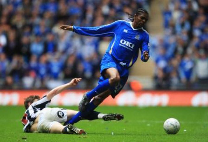 Nwankwo Kanu skoraði fyrsta markið á Wembley í dag.