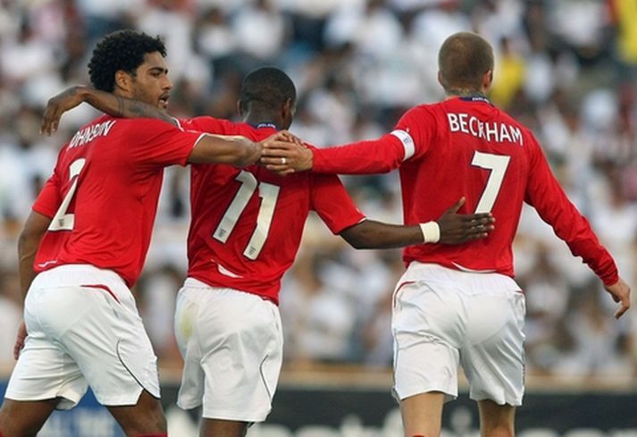 Glen Johnson, Jermain Defoe og David Beckham fagna fyrra marki Defoe.