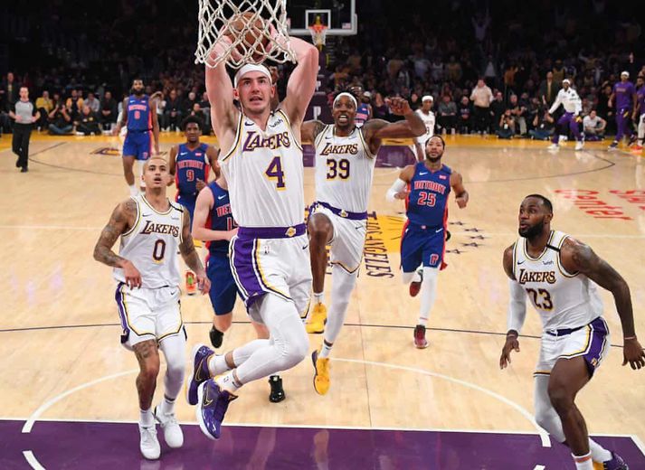 Eitt af skemmtilegri atvikum tímabilsins var þegar allt Lakers-liðið stökk upp með Caruso þegar hann tróð í leik gegn New York Knicks.