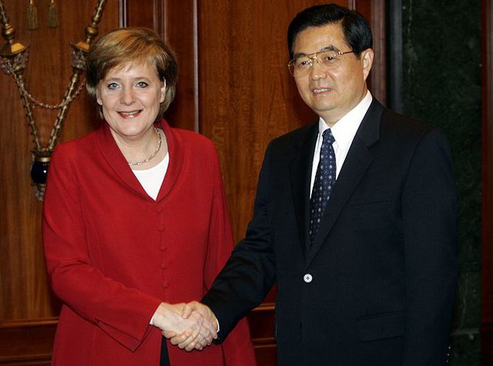 Merkel hitti Hu Angela. Merkel, verðandi kanslari Þýskalands, tók sér tíma frá stjórnarmyndunarviðræðunum til að hitta Hu Jintao Kínaforseta í gær.