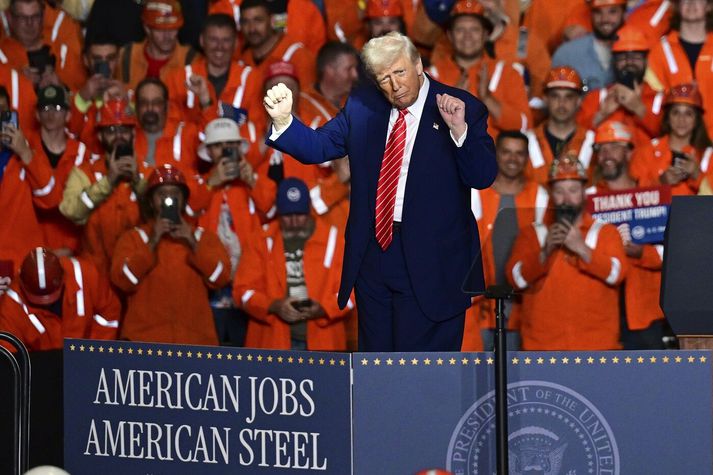 Donald Trump í bandarískri stálvinnslu í síðustu viku.