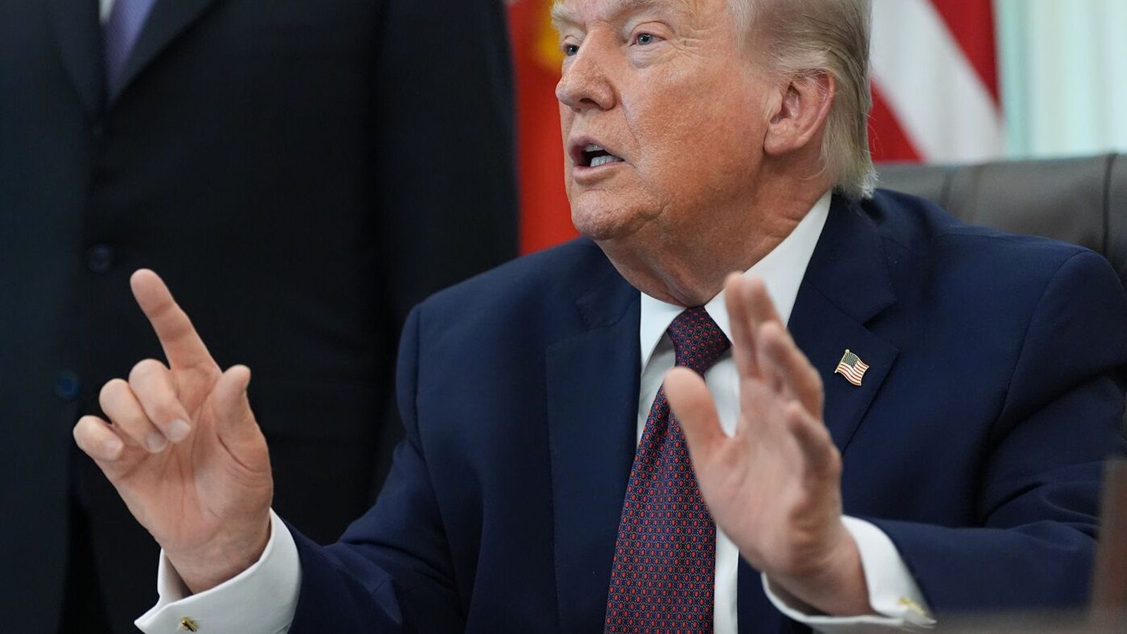 Segir NATO „pappírstígur“ og í­hugar að hætta