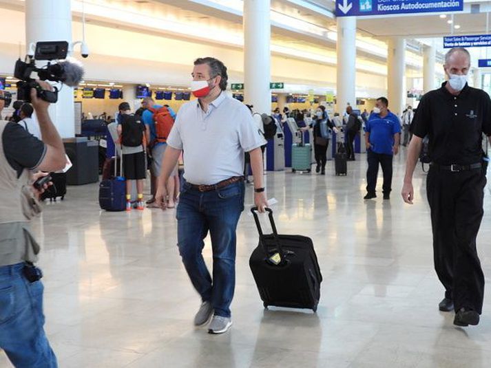 Ted Cruz á flugvellinum í Cancun.