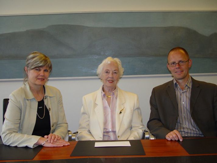 Frá afhendingu gjafarinnar við Háskóla Íslands: Sóley S. Bender, deildarforseti hjúkrunarfræðideildar, Ingibjörg R. Magnúsdóttir, stofnandi sjóðsins og Sigurður J. Hafsteinsson, fjármálastjóri Háskóla Íslands.