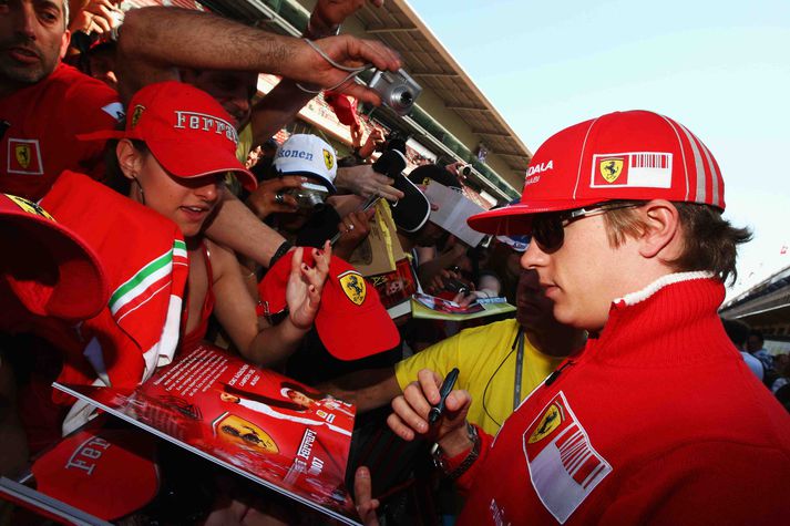 Kimi Raikkönenm fyrrum meistari áritar fyrir æsta spænska áhugamenn á Barcelona brautinni.