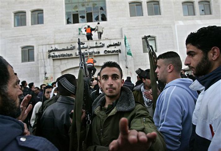 Palestínskur byssumaður kann illa við að láta mynda sig.