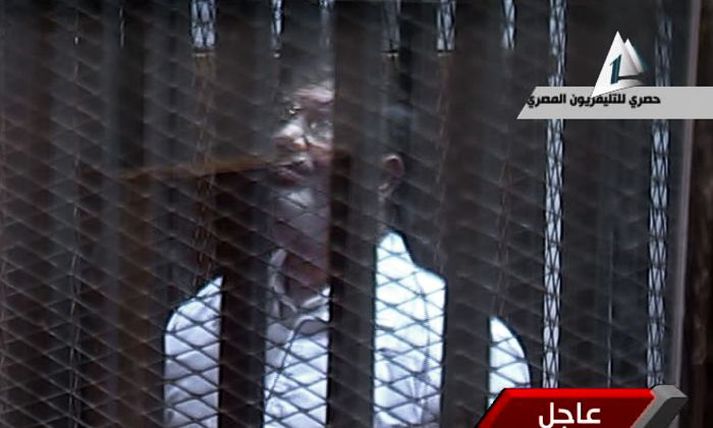 Mohammed Morsi sást í gær í annað sinn opinberlega frá því hann var hnepptur í fangelsi síðastliðið haust.