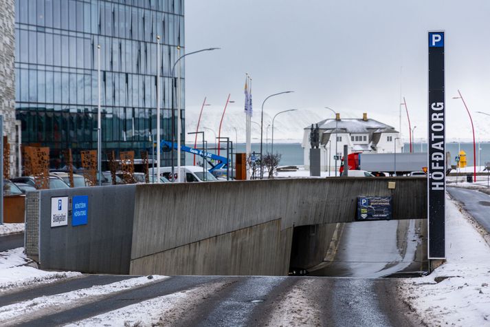 Árásin átti sér stað í bílakjallara undir Höfðatorgi.