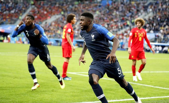 Samuel Umtiti fagnar sigurmarki Frakka á móti Belgíu í undanúrslitum HM 2018.