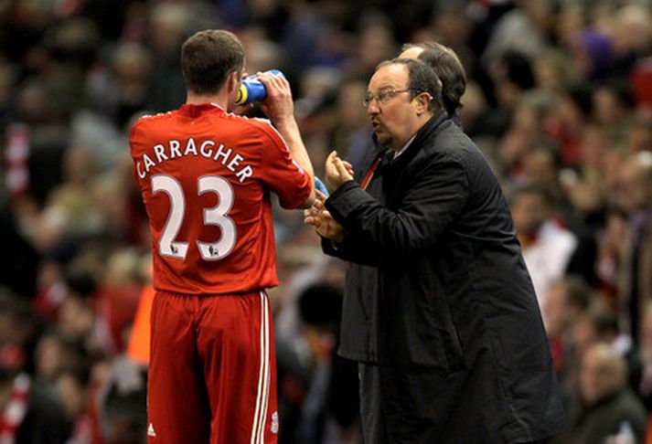 Rafael Benitez ræðir við Jamie Carragher í leiknum í kvöld.