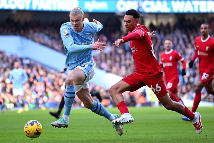 Erling Haaland og Trent Alexander-Arnold í baráttunni fyrr á leiktíðinni.