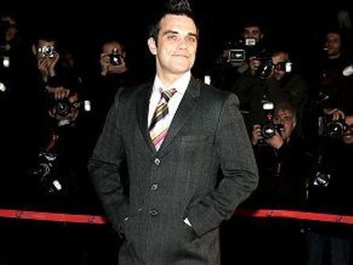 Robbie Williams segist halda sér í formi með því að stunda mikið kynlíf, hlaupa og spila fótbolta.
