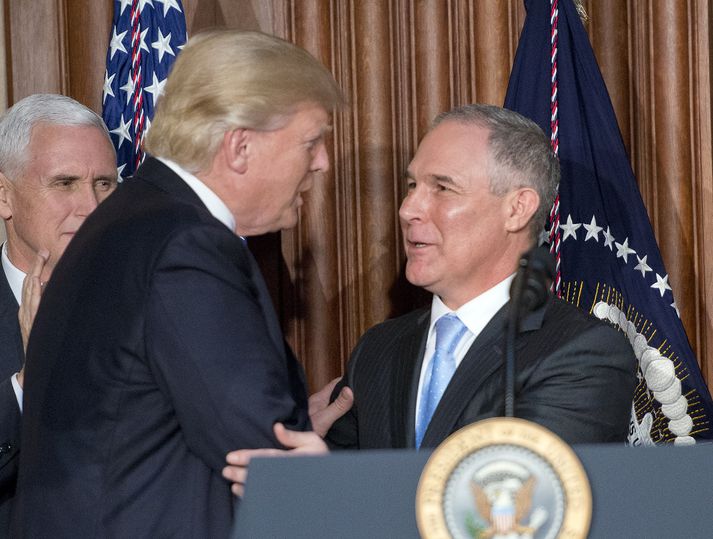 Donald Trump og Scott Pruitt (t.h.) hafa talað mikið um störf og meinta skaðsemi reglugerða en minna um umhverfið.