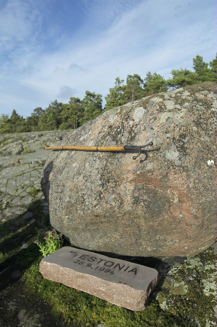 Minnismerki um ferjuslysið mannskæða.