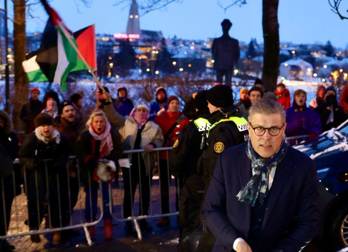 Mótmælendur hrópuðu að Bjarna Benediktssyni, utanríkisráðherra þegar hann mætti til ríkisstjórnarfundar. 