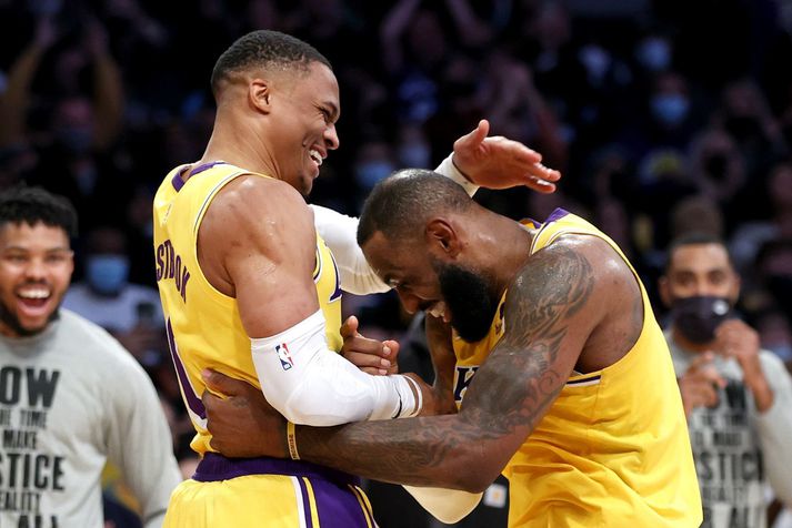 Russell Westbrook og LeBron James  höfðu loksins ástæðu til að brosa eftir sigur Lakers liðsins í gær.