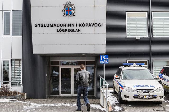 Örflögur í vegabréfum endast mun betur en menn höfðu áður talið og því er talið óhætt að tvöfalda gildistímann. Margir sóttu um vegabréf hjá Sýslumanninum í Kópavogi í gær.