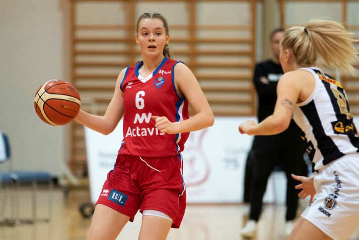 Sigrún Björg Ólafsdóttir í leik með Haukaliðinu á móti KR. Hún er dóttir Ólafs heitins Rafnssonar, fyrrum formanns KKÍ og fyrrum forseta FIBA Europe.