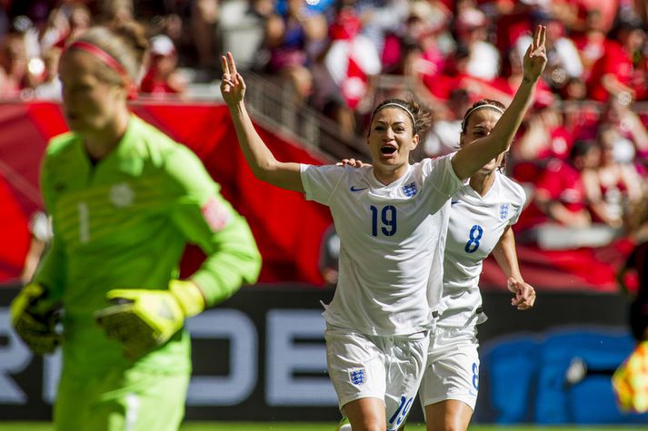 Jodie Taylor og Jill Scott fagna marki í sigrinum á Kanada.