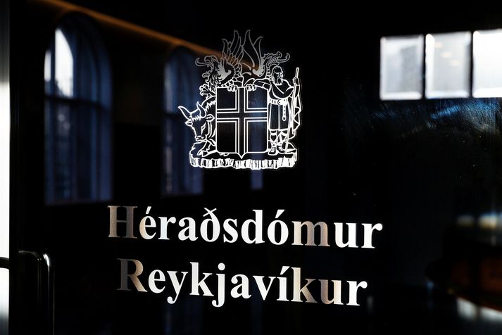 Ungi maðurinn var úrskurðaður í fjögurra vikna gæsluvarðhald í Héraðsdómi Reykjavíkur í dag.