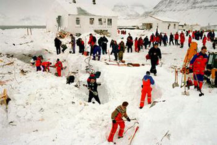 Hundruð manna tóku þátt í hjálparstarfi á Flateyri.