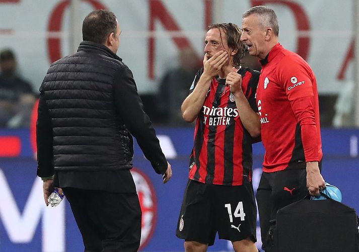 Luka Modric heldur hér utan um kinnina er hún brotnaði á sunnudag.