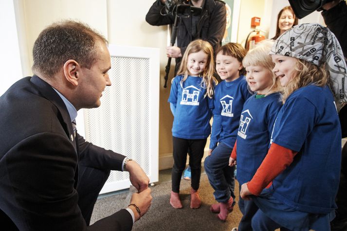 Forseti Íslands, Guðni Th. Jóhannesson, spjallar hér við þær Rebekku, Urði, Emilíu Emblu og Ingu Jónu á Laufásborg í gær.