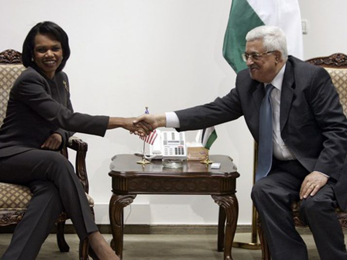 Rice og Abbas á fundi sínum í Ramallah í dag.