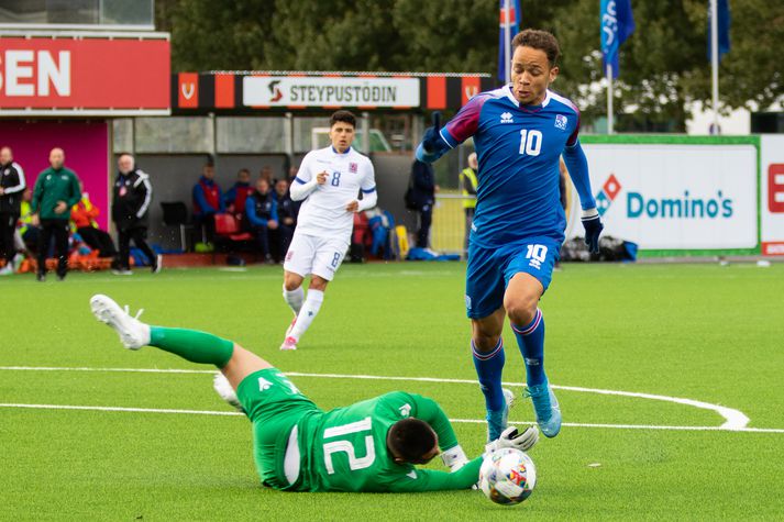 Joao Machado, markvörður og fyrirliði Lúxemborgar, fellir Mikael Neville Anderson.