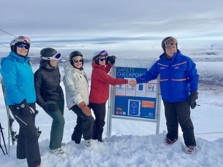 Slysavarnakonurnar Sólveig Skjaldardóttir, Ásdís Helgadóttir, Helga Halldórsdóttir og Halldóra Skúladóttir afhentu hliðið sem Guðmundur Karl Jónsson tók við fyrir hönd Skíðastaða í Hlíðarfjalli.