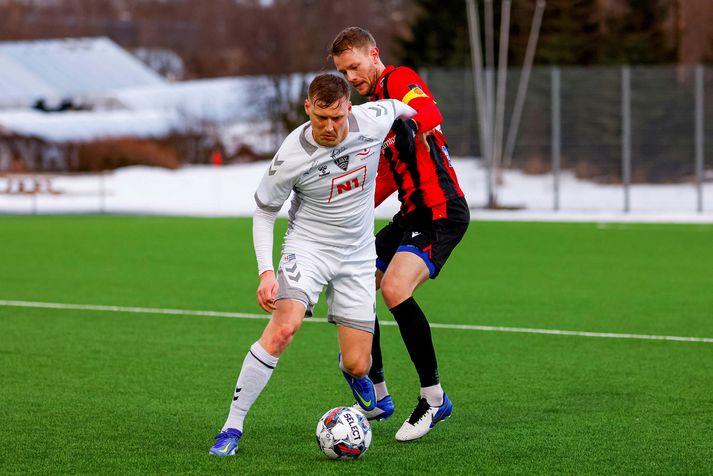 Andri Rúnar Bjarnason, leikmaður ÍBV, í baráttunni við Halldór Smára Sigurðsson, leikmann Víkings, í Lengjubikarnum í vetur. 