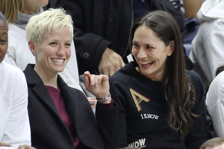 Sue Bird (til hægri) og Megan Rapinoe skemmta sér saman á leik.