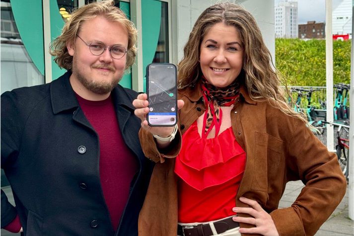 Eyþór Máni Steinarsson umsjónarmaður leigubílaþjónustu Hopp og Kristín Hrefna Halldórsdóttir, framkvæmdastjóri Hopp Reykjavíkur segja Hopp hafa breytt leiknum og komið með löngu tímabæra samkeppni inn á leigubílamarkaðinn.
