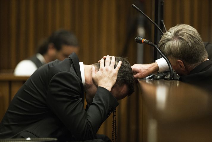 Pistorius hélt fyrir eyrun í réttarsalnum í dag þegar verið var að taka skýrslu af einu vitnanna.