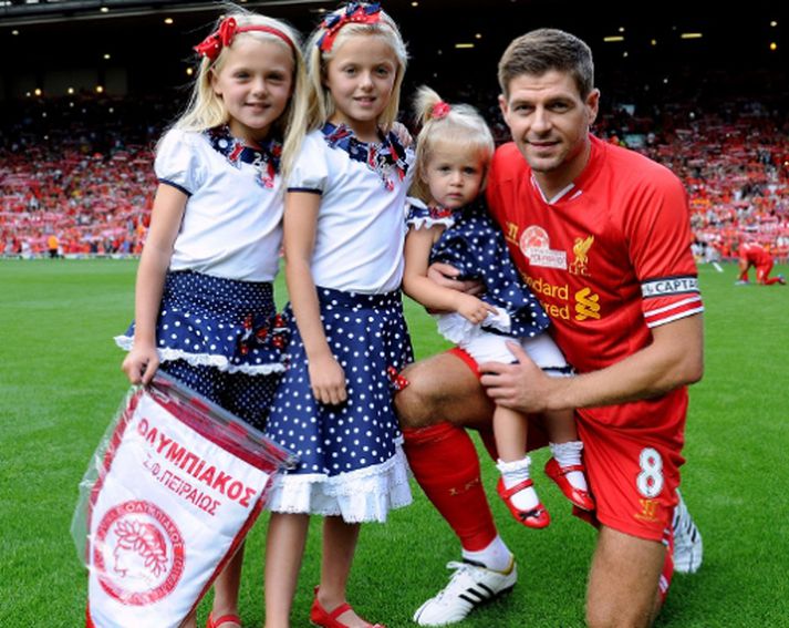 Gerrard ásamt dætrum sínum þremur.
