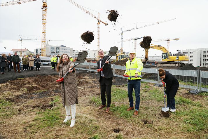 Hressileg fyrsta skóflustunga að nýju bílastæða- og tæknihúsi nýs Landspítala var tekin í dag.