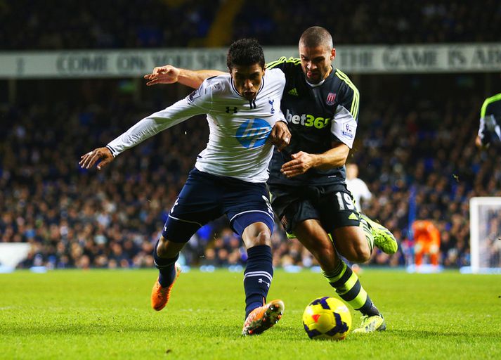 Paulinho í baráttu við Jonathan Walters.