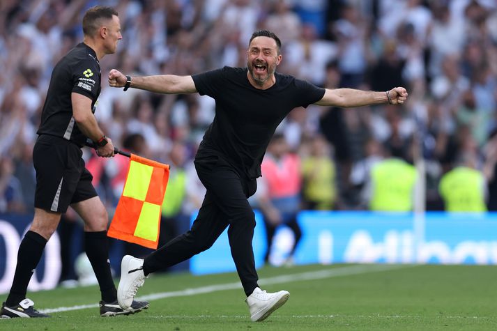 Roberto De Zerbi fagnar sigri Tottenham á Everton í vor þar sem liðið tryggði endanlega sæti sitt í ensku úrvalsdeildinni.