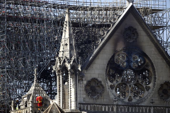 Þrjátíu verkamenn hjá fimm byggingafyrirtækjum, sem höfðu umsjón með viðgerðum á Notre Dame kirkjunni í París þegar eldur kviknaði, hafa verið yfirheyrðir vegna málsins.