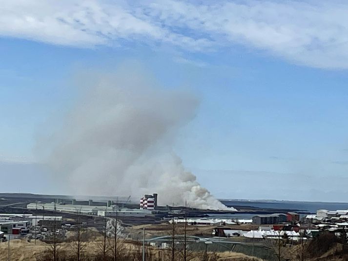 Eldurinn kom upp nærri Óttarsstöðum í Straumsvík um klukkan 13 í dag.