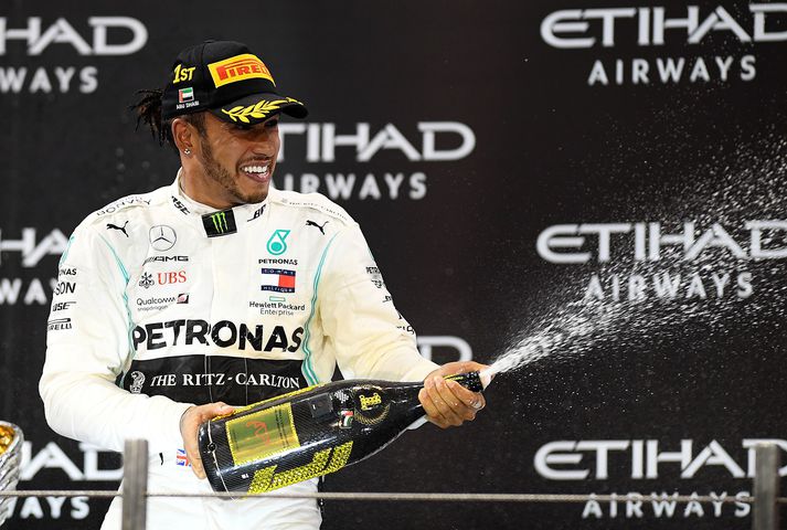 Það verður bið á því að Lewis Hamilton fái tækifæri til að tak atappann úr kampavínsflösku til að fagna sigri í formúlukappakstri.