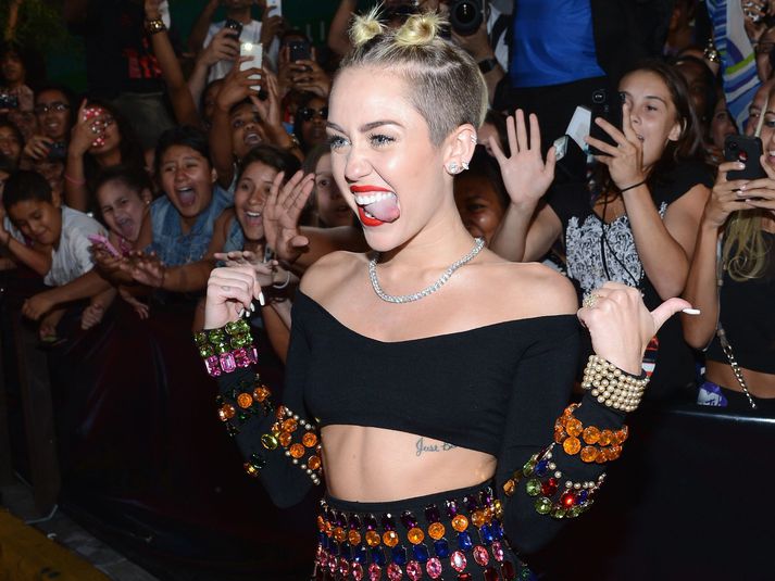 Miley Cyrus lítur upp til Beyoncé.