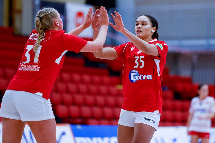 Lovísa Thompson, ein besta handknattleikskona landsins, hefur ákveðið að taka sér hlé frá handbolta.