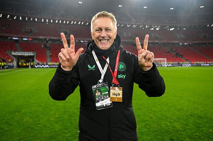 Heimir Hallgrímsson skælbrosandi á Puskas Arena í Búdapest, eftir sigurinn ótrúlega gegn Ungverjum. Hann fer með Íra í HM-umspilið í lok mars.