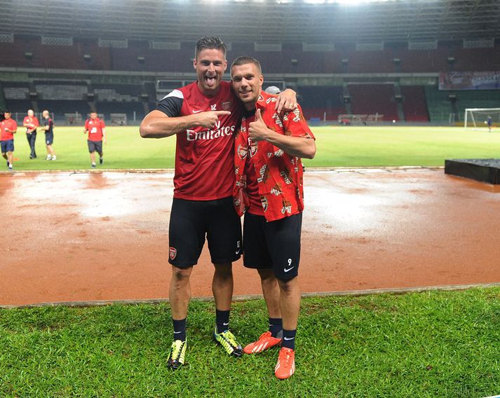 Markaskorararnir Giroud og Podolski slá á létta strengi í Indónesíu