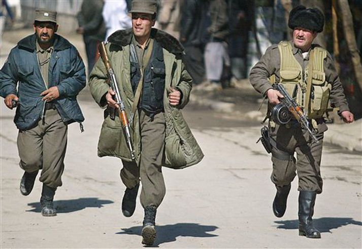 Lögregla í Afganistan eltir mótmælendur.