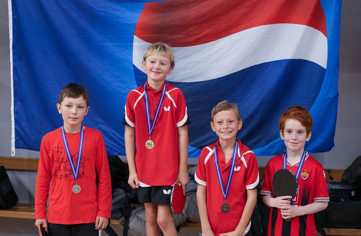 Frændurnir Pétur Steinn og Óskar Darri Stephensen (í miðjunni) á verðlaunapalli í byrjendaflokki á Pepsi mótinu í borðtennis. Þeir eiga ekki langt að sækja borðtennishæfileikana.