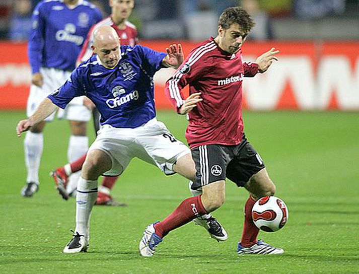 Lee Carsley og Zveijsdan Misimovic berjast um knöttinn í leik Everton og Nürnberg í kvöld.
