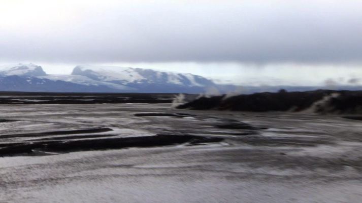 Hraunið mjakast út í meginkvíslar Jökulsár á Fjöllum skammt ofan Vaðöldu.